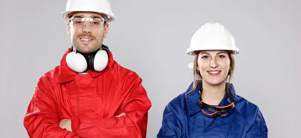 Equipe de empresa uniformizada, demonstrando profissionalismo e organização.