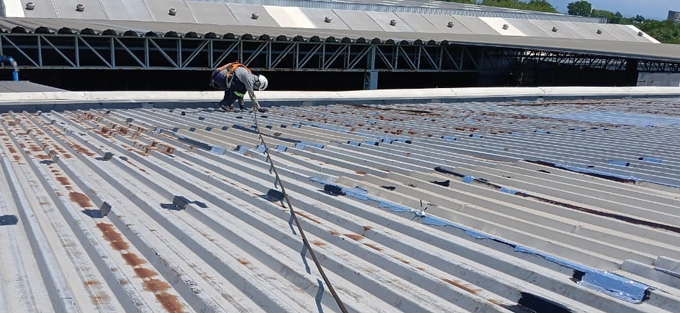 Trabalhador em situação de risco, realizando trabalho em altura